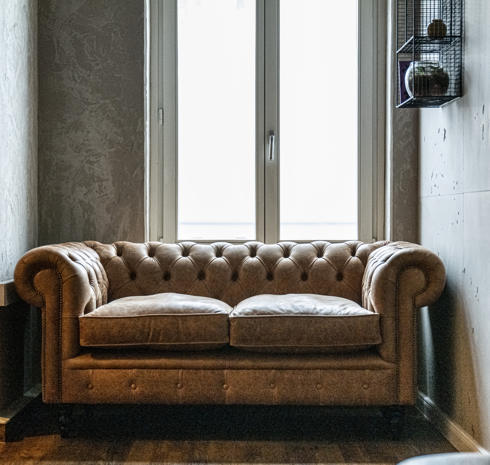 Wartebereich mit Chesterfield-Sofa in der Hausarztpraxis Dr. Eßer & Rödiger