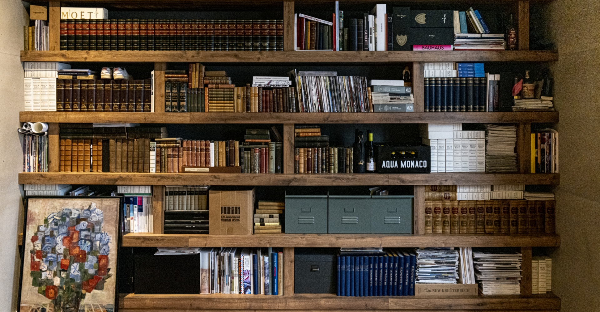 Bücherregal mit Fachliteratur in der Hausarztpraxis in Erfurt